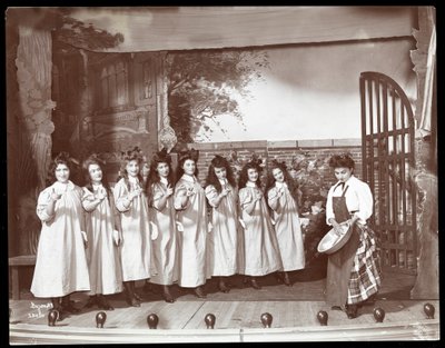 Kohtaus amatöörituotannosta näytelmästä nimeltä Angelina, The Orphaned Herress, joka esiteltiin Barnard Collegessa, New Yorkissa (hopeagelatiiniprintti) tekijältä Byron Company
