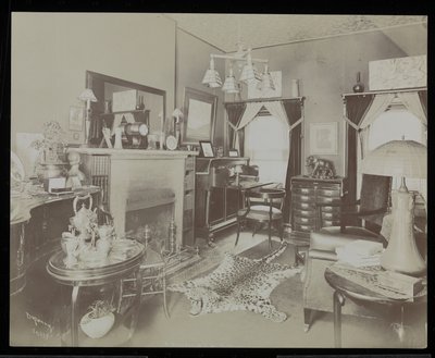Olohuone näytelmäkirjailija Henry Martyn Blossomin kodissa osoitteessa 23 East 30th Street, New York, 1908 (hopeagelatiiniprintti) tekijältä Byron Company
