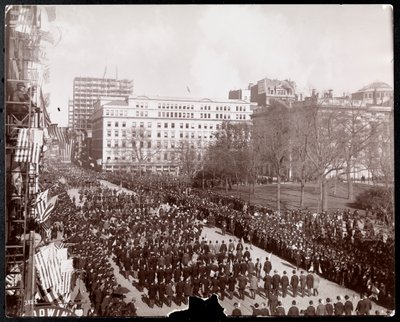 Ilmakuva miehistä, jotka marssivat republikaanien Gold Standard -paraatissa Broadwaylla City Hall Parkissa, New Yorkissa, 1898 (hopeagelatiiniprintti) tekijältä Byron Company
