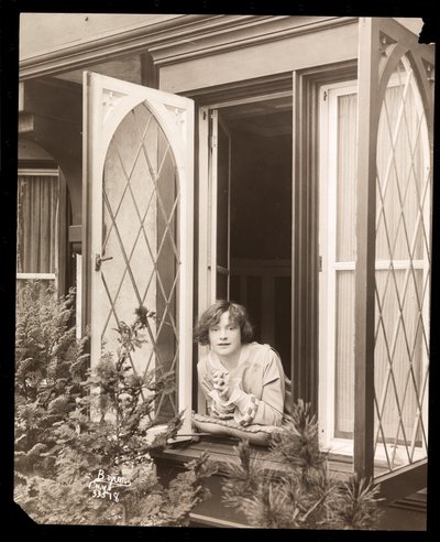 Anne Murdock kotona, n. 1915 (hopeagelatiiniprintti) tekijältä Byron Company