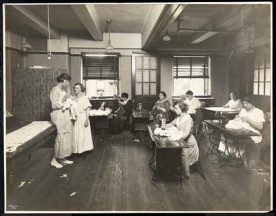 Sokeat nuoret naiset ja opettaja ompelemassa luokkahuoneessa New York Association for the Blindissa, 111 East 59th Street, New York, 1921 (hopeagelatiiniprintti) tekijältä Byron Company