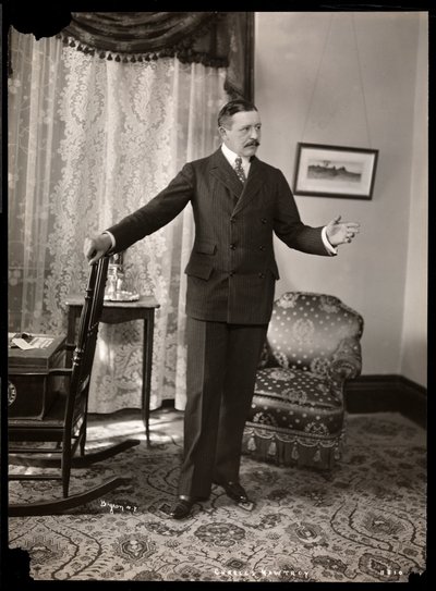 Charles Hawtrey asunnossaan Holland Housessa Fifth Avenuella, New Yorkissa, 1901-2 (hopeagelatiiniprintti) tekijältä Byron Company