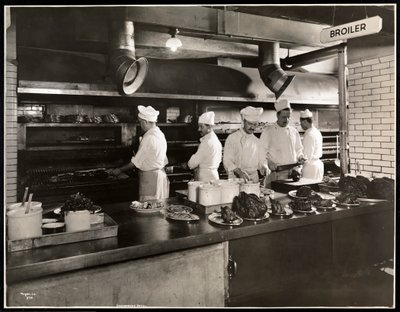 Kokkaa broilereilla Hotel Commodoren keittiössä, 1919 (hopeagelatiiniprintti) tekijältä Byron Company