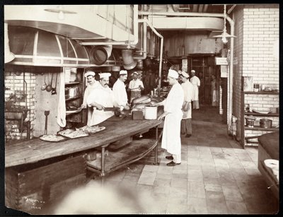 Kokit työskentelevät Waldorf Astoria -hotellin keittiössä osoitteessa 34th Street ja 5th Avenue, New York, 1903 tai 1904 (hopeagelatiiniprintti) tekijältä Byron Company