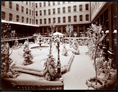 Park Avenue -hotellin sisäpiha, 1908 (hopeagelatiiniprintti) tekijältä Byron Company