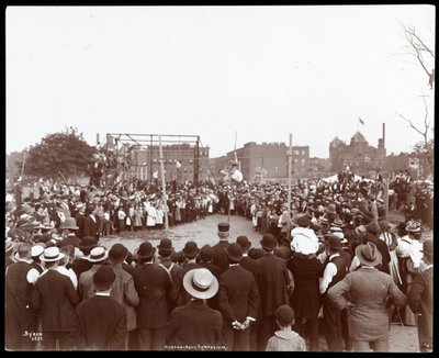 Yleisö katsomassa seiväshyppääjää Hudson Bank Gymnasium and Playgroundissa, 53rd Street ja 11th Avenue, New York, 1898 (hopeagelatiiniprintti) tekijältä Byron Company