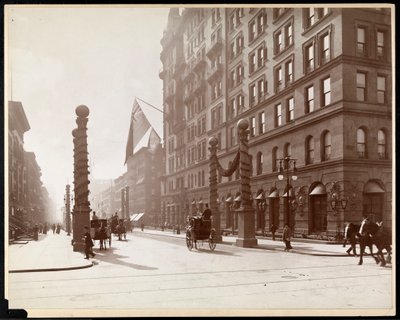 Dewey-paraatin koristeet Waldorf Astoria -hotellissa, 33rd Street ja 5th Avenue, New York, 1899 (hopeagelatiiniprintti) tekijältä Byron Company