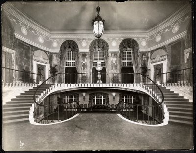 Kaksoisportaat Ritz-Carlton-hotellissa, 1913 (hopea gelatiiniprintti) tekijältä Byron Company