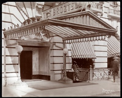 Hotel Broztellin sisäänkäynti, 3 East 27th Street, New York, 1906 (hopeagelatiiniprintti) tekijältä Byron Company