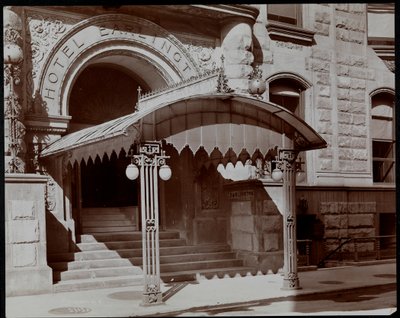 Hotel Earlingtonin sisäänkäynti, 55 West 27th Street, New York, 1906 (hopeagelatiiniprintti) tekijältä Byron Company