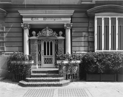 Sisäänkäynti Hotel Wellingtoniin, 871 7th Avenue, New York, 1907 (hopeagelatiiniprintti) tekijältä Byron Company