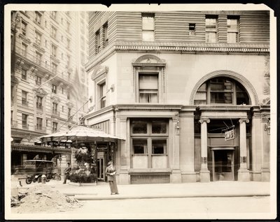Kukkateline ja sisäänkäynti Hotel Imperial Cafeen Broadwaylla ja 32nd Streetillä, New Yorkissa, n. 1905 (hopeagelatiiniprintti) tekijältä Byron Company