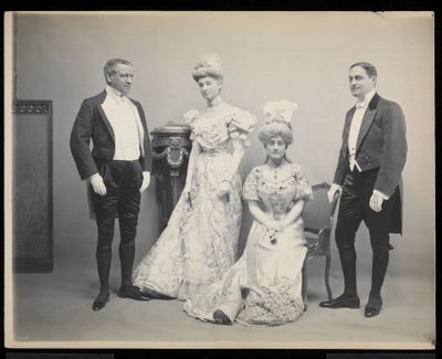 Ryhmämuotokuva Sydney Dillon Ripleystä kolmen muun kanssa James Hazen Hyde Ballissa New Yorkissa 31. tammikuuta 1905 (hopeagelatiiniprintti) tekijältä Byron Company