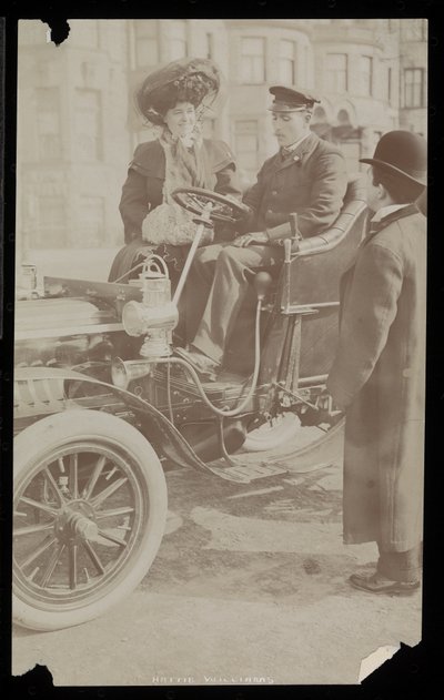 Hattie Williams istui kuljettajan kanssa yhdessä New Yorkin ensimmäisistä autoista, New York, 1890-1910 (hopeagelatiiniprintti) tekijältä Byron Company