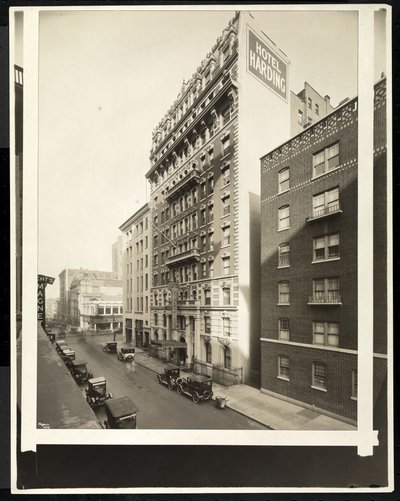 Hotel Harding osoitteessa 55th Street ja Broadway, New York, 1921 (hopeagelatiiniprintti) tekijältä Byron Company