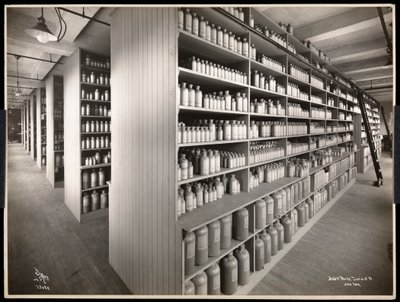 Parke, Davis und Co.:n kemikaalien varastohuoneen sisäkuva, kemistit, Hudson und Vestry Streets, New York, 1910 (hopeagelatiiniprintti) tekijältä Byron Company