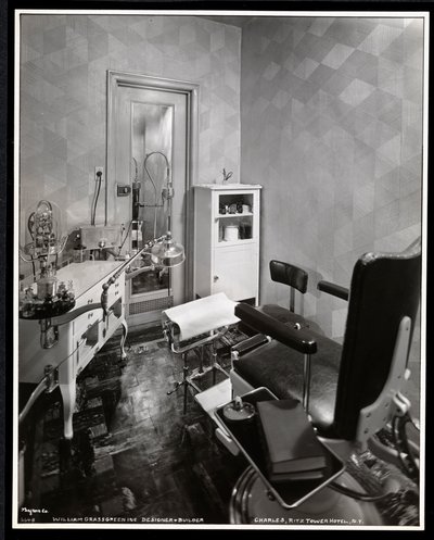 Sisäkuva Charles of the Ritzin kauneushoitolan kiropodistihuoneesta Ritz Tower -hotellissa, Park Avenuella ja 57th St, New York, 1932 (hopeagelatiiniprintti) tekijältä Byron Company