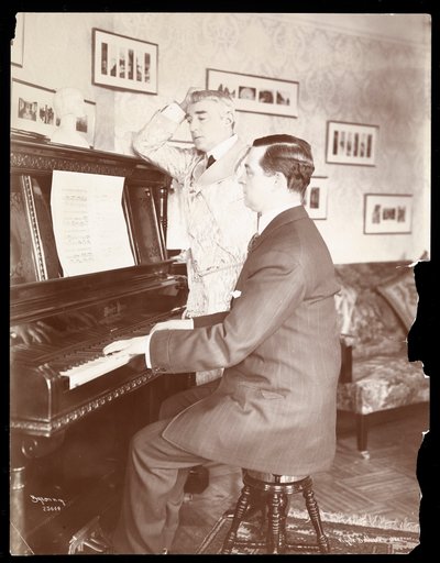 Kyrle Bellew ja ystävä pianon ääressä Bellew