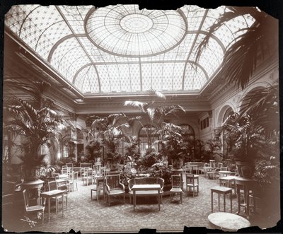 Lounge Plaza-hotellissa, n. 1907 (hopeagelatiiniprintti) tekijältä Byron Company