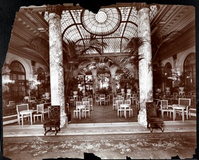 Lounge Plaza-hotellissa, n. 1907 (hopeagelatiiniprintti) tekijältä Byron Company