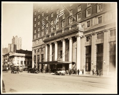 Hotel Pennsylvanian pääsisäänkäynti, 7th Avenue ja 32nd Street, New York, 1919 (hopeagelatiinivedos). tekijältä Byron Company