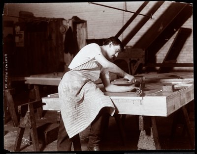 Mies työskentelee Hardman, Peck und Co:n pianotehtaalla, New York, 1907 (hopeagelatiiniprintti) tekijältä Byron Company