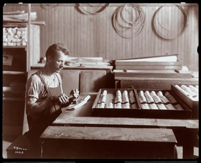 Mies työskentelee Hardman, Peck und Co:n pianotehtaalla, New York, 1907 (hopeagelatiiniprintti) tekijältä Byron Company