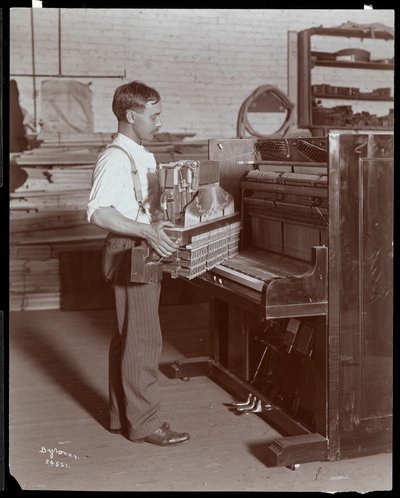 Mies työskentelee Hardman, Peck und Co:n pianotehtaalla, New York, 1907 (hopeagelatiiniprintti) tekijältä Byron Company