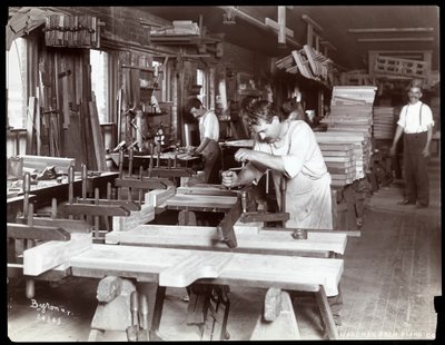 Miehet työskentelevät Hardman, Peck und Co:n pianotehtaassa, New York, 1907 (hopeagelatiiniprintti) tekijältä Byron Company