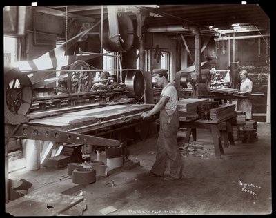 Miehet työskentelevät Hardman, Peck und Co:n pianotehtaassa, New York, 1907 (hopeagelatiiniprintti) tekijältä Byron Company