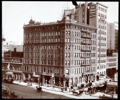 Hotel Cadillacin koilliskulma Broadwaylla ja 43rd Street, New York, 1907 (hopeagelatiiniprintti) tekijältä Byron Company