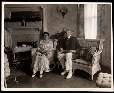 Muotokuva herra ja rouva Howardista istumassa istumahuoneessa heidän kotonaan osoitteessa 200 5th Avenue, New York, 1916-6 (hopeagelatiinivedos). tekijältä Byron Company