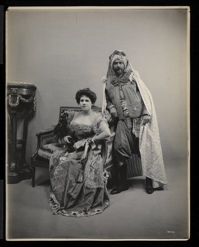 Muotokuva tuntemattomasta miehestä ja naisesta James Hazen Hyde Ballissa New Yorkissa 31. tammikuuta 1905 (hopeagelatiiniprintti) tekijältä Byron Company