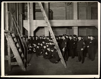 Merimiehet Yhdysvalloista "Maryland" tarkastamassa uunia Hotel Commodoressa, 1922 (hopea gelatiiniprintti) tekijältä Byron Company
