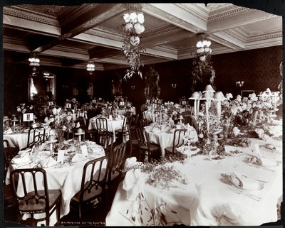 Pöydät katettu Electric Clubin juhlaan Hotel Delmonicossa, 1902 (hopea gelatiiniprintti) tekijältä Byron Company