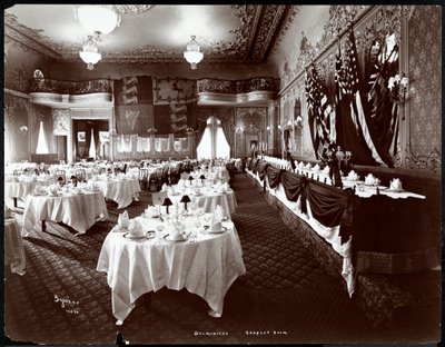 Pöydät katettuna Hotel Delmonicon juhlasalissa, 1902 (hopeagelatiiniprintti) tekijältä Byron Company