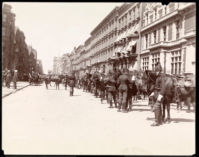 Kuvernöörin henkilökunta odottaa Li Hung Changin saapumista Waldorf Astoria -hotelliin, 34th Street, New York, 1896 (hopeagelatiiniprintti) tekijältä Byron Company