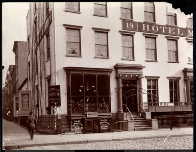 Hotel Martin 19 Lafayette Place, New York, 1896 (hopeagelatiinipaino). tekijältä Byron Company