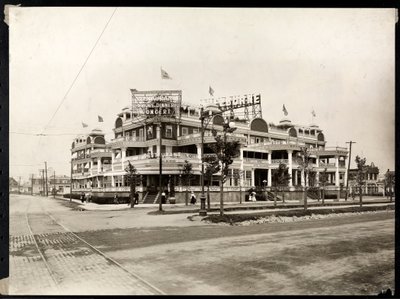 The Hotel Shelburne Sea Breeze Avenuen ja Ocean Parkwayn kulmassa, Coney Island, New York, noin 1913 (hopeagelatiinipaino). tekijältä Byron Company