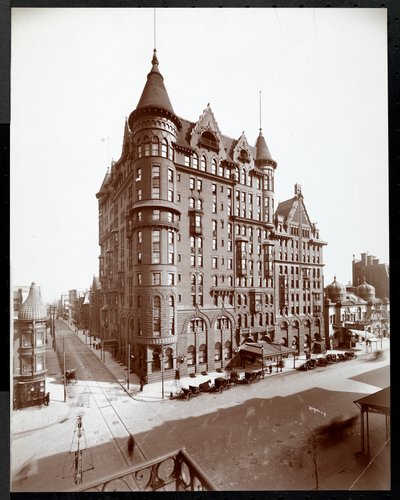 The Hotel Walton, Philadelphia, n. 1905 (hopeagelatiiniprintti) tekijältä Byron Company
