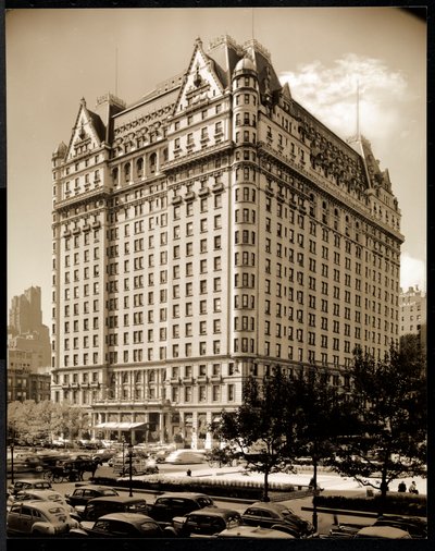 Plaza Hotel, 5th Avenue ja 59th Street, New York, n. 1937 (hopeagelatiiniprintti) tekijältä Byron Company