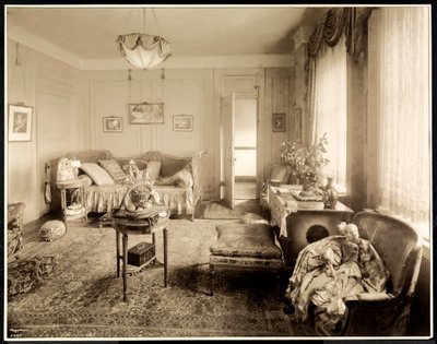 Sviitin 1047 salonki Hotel Majesticissa, 1925 (hopeagelatiiniprintti) tekijältä Byron Company
