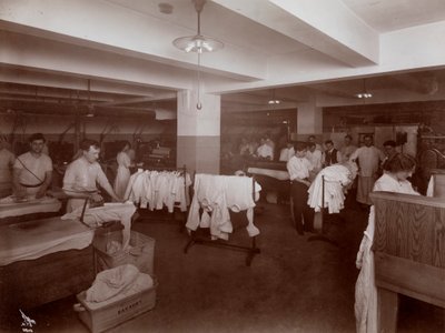 Hotelli McAlpinin pesutupa, 1913 (hopeagelatiiniprintti) tekijältä Byron Company