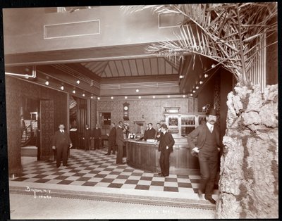 Victoria-hotellin aula ja rekisteröintipöytä, 1900 tai 1901 (hopeagelatiiniprintti) tekijältä Byron Company