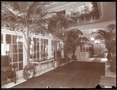 Ritz-Carlton-hotellin aula ja rekisteröintipöytä, n. 1910-1911 (hopeagelatiiniprintti) tekijältä Byron Company