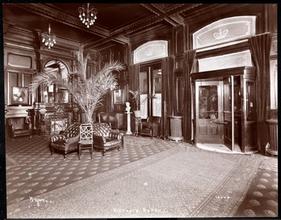 Hotel Victorian aula, 1901 tai 1902 (hopeagelatiiniprintti) tekijältä Byron Company