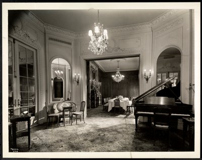 Ludvig XVI -sviitin musiikkihuone Hotel St. Regisissä, 1937 (hopeagelatiiniprintti) tekijältä Byron Company