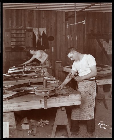Kaksi miestä työskentelee Harrington Piano Co.:n tehtaalla, 1907 (hopeagelatiiniprintti) tekijältä Byron Company