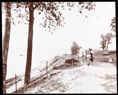 Näkymä pojasta, jonka silmälasit katsovat kohti Hudson-jokea Riverside Parkista New Yorkista (hopeagelatiiniprintti) tekijältä Byron Company