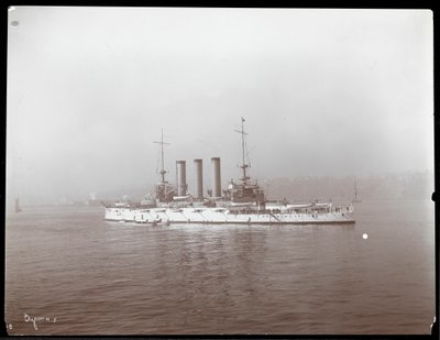 Näkymä sotilasaluksesta, oletettavasti Hudson-joella lähellä West Pointia Battenbergin prinssi Louisin vierailun yhteydessä, 1905 (hopeagelatiiniprintti) tekijältä Byron Company